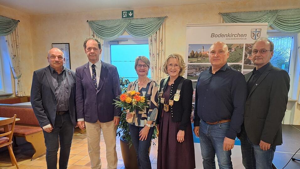 Die Geehrten Karl-Heinz Liewehr, Dr. Giovanni K&ouml;ck, Roswitha Thalhammer, B&uuml;rgermeisterin Monika Maier, dritter B&uuml;rgermeister Georg Eglsoer und zweiter B&uuml;rgermeister Erwin Fu&szlig;eder.