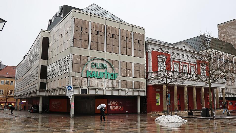Grau-tr&uuml;b lag das Kaufhof-Geb&auml;ude am Neupfarrplatz am Dienstag da. Umso hitziger ist die Debatte um seine k&uuml;nftige Nutzung.