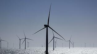 Windräder stehen in einem Windpark in der Nordsee. (Archivbild)