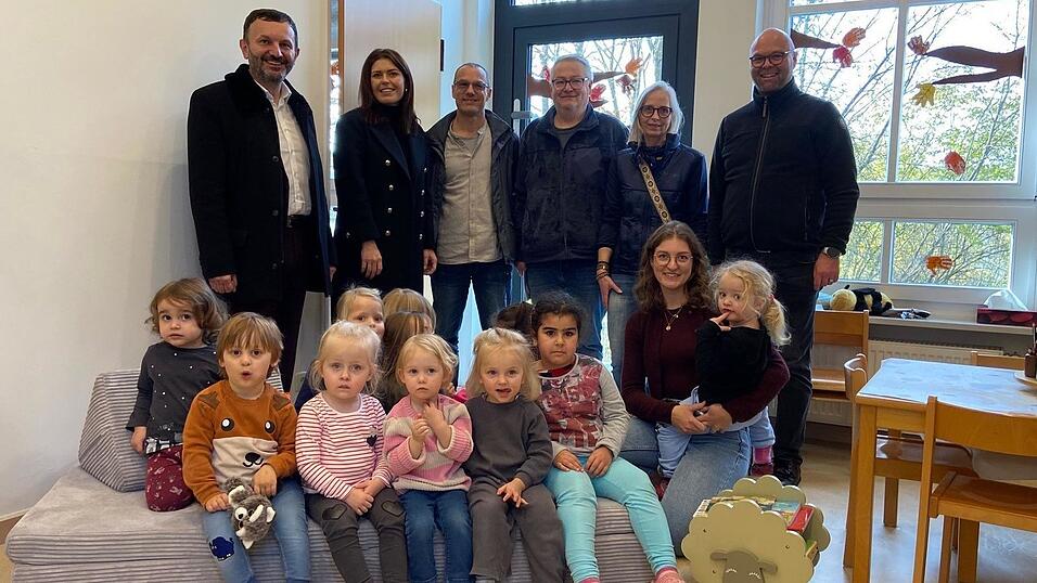 Freuen sich &uuml;ber die gelungene Investition in H&ouml;he von rund 300.000 Euro in den Kneippkindergarten (stehend von links): B&uuml;rgermeister Markus Hofmann, Kindergartenleiterin Julia Schlamminger, Bauamtsleiter Christian Kopf, Arnold und Ursula Schmuderer (Haustechnik Schmuderer) sowie Stadtpfarrer Thomas Winderl.