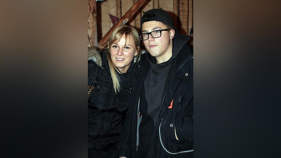 Seit einigen Jahren gehört auch die Weihnachtspyramide am Bischof-Sailer-Platz zur festen Institution zur Weihnachtszeit in Landshut, und ist vor allem bei der jüngeren Generation sehr beliebt. Seit einigen Jahren gehört auch die Weihnachtspyramide am Bischof-Sailer-Platz zur festen Institution zur Weihnachtszeit in Landshut, und ist vor allem bei der jüngeren Generation sehr beliebt.