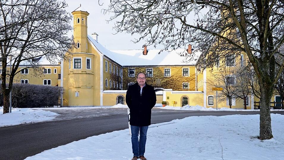 B&uuml;rgermeister Johann Busl vor dem Gutshof Puchhof, in dem sich die Gutskapelle befindet - sie ist eine von vier Kirchen in der Gemeinde.