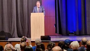 Hier h&ouml;rten sich seine politischen Pl&auml;ne noch sehr konkret an: Thomas Mayr spricht beim AfD-Wahlkampfabschluss in der Landauer Stadthalle Anfang M&auml;rz.