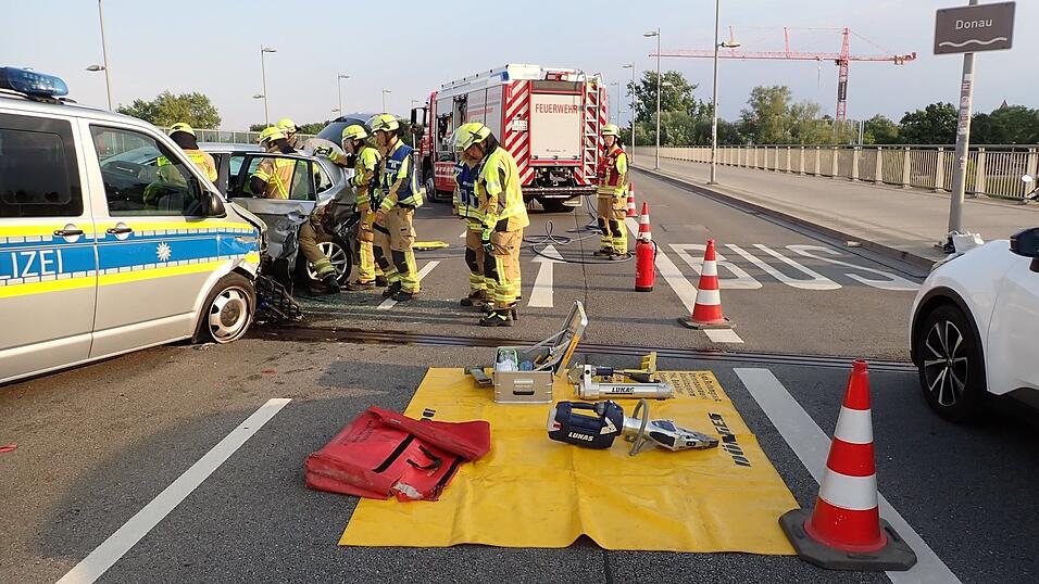 Drei Menschen wurden beim Unfall verletzt.