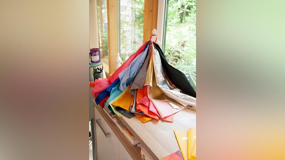 Mit speziellen Farbt&uuml;chern ermittelt Farbberaterin Margot Zeuss den Typ ihrer Kundinnen.