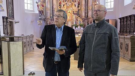 Pfarrer Thomas Winderl (r.) und Kirchenpfleger Friedrich Costa begutachten den neuen Kirchenführer. Pfarrer Thomas Winderl (r.) und Kirchenpfleger Friedrich Costa begutachten den neuen Kirchenführer.