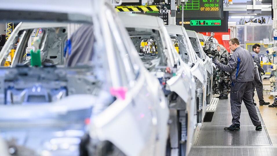 Die Nachfrage nach Verbrenner sinkt. Daher werden Sonderschichten im VW-Stammwerk Wolfsburg gestrichen. (Archivbild) Die Nachfrage nach Verbrenner sinkt. Daher werden Sonderschichten im VW-Stammwerk Wolfsburg gestrichen. (Archivbild)