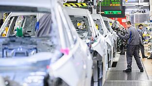 Die Nachfrage nach Verbrenner sinkt. Daher werden Sonderschichten im VW-Stammwerk Wolfsburg gestrichen. (Archivbild) Die Nachfrage nach Verbrenner sinkt. Daher werden Sonderschichten im VW-Stammwerk Wolfsburg gestrichen. (Archivbild)