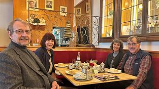Mitte, von links: Dr. Wolf-Ingo Seidelmann und Ehefrau Sigrid, Tochter von Peter Habicht, gemeinsam mit Barbara und Bob Stephens jun. am 9. Oktober 2026 im Café Krönner in Straubing. Mitte, von links: Dr. Wolf-Ingo Seidelmann und Ehefrau Sigrid, Tochter von Peter Habicht, gemeinsam mit Barbara und Bob Stephens jun. am 9. Oktober 2026 im Café Krönner in Straubing.