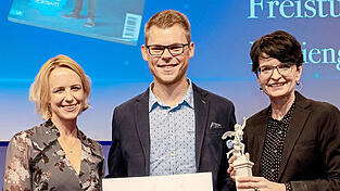 Freistunde-Redaktionsleiterin Sonja Ettengruber (r.) und Stellvertreter Florian Wende nahmen den Bayerischen Printpreis von Laudatorin Julia Becker, Verlegerin der Funke-Mediengruppe, entgegen.