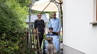 Die Overs am Eingang ihres Hauses in Niederbreitbach. Schon seit zehn Monaten befinden sie sich dort in selbst auferlegter Quarantäne.