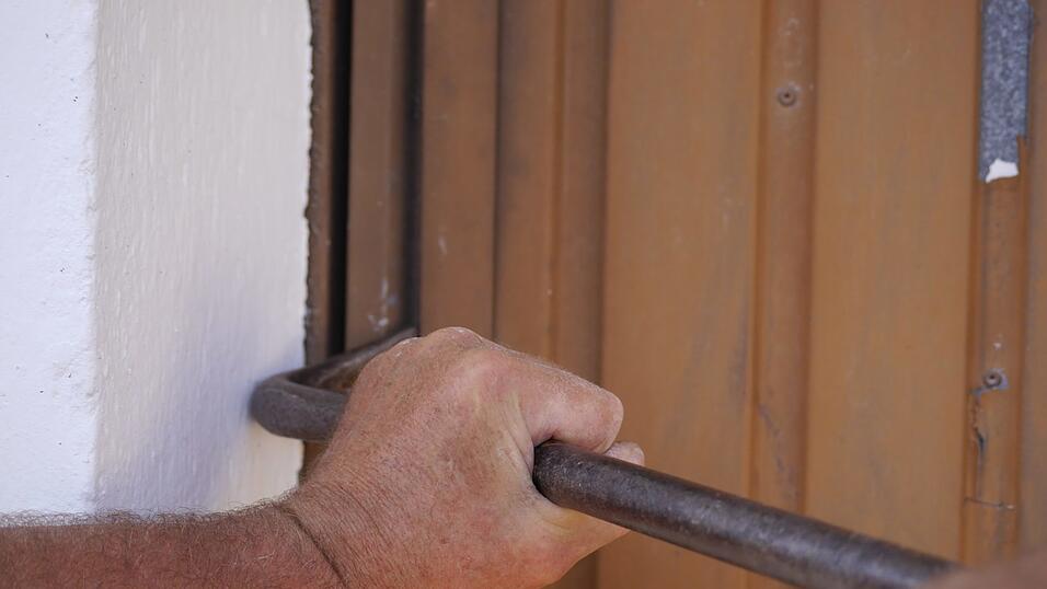 Ein Einbrecher hat sich am Wochenende Zugang zum Tittlinger Rathaus verschafft. (Symbolbild) Ein Einbrecher hat sich am Wochenende Zugang zum Tittlinger Rathaus verschafft. (Symbolbild)