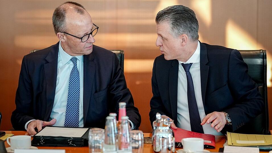 Kanzleramtschef Thorsten Frei (l.) nennt &laquo;anderweitige Verpflichtungen&raquo; als Grund f&uuml;r seine Absage beim Erhard-Gipfel. (Archivbild)