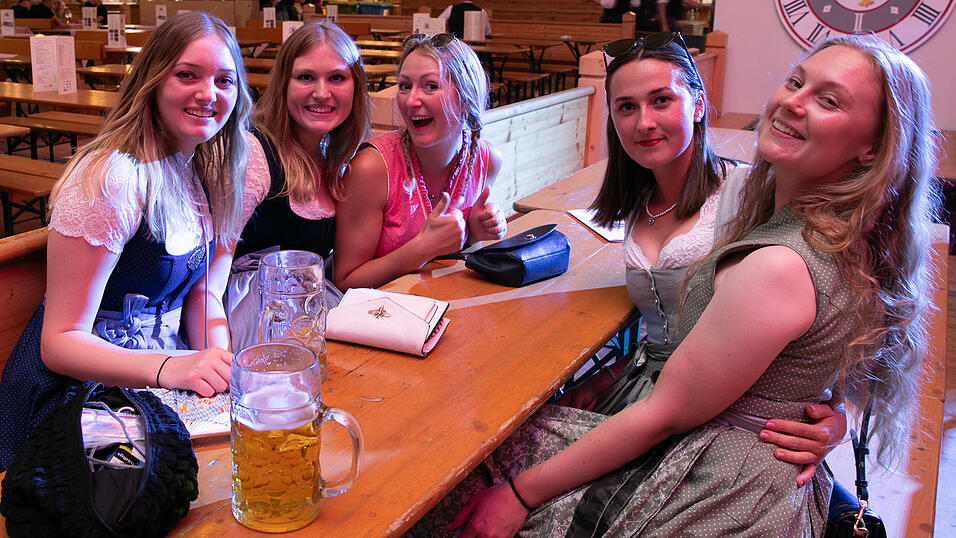 Die Partybilder vom Dienstag, 12. August, aus dem Festzelt Reisinger. Die Partybilder vom Dienstag, 12. August, aus dem Festzelt Reisinger.