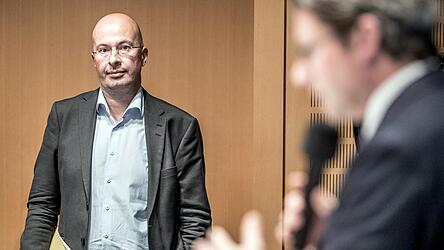 Der gebürtige Österreicher und Social-Media-Stratege Wolfgang Ainetter (l. hier 2018 als Sprecher des damaligen Verkehrsministers Andreas Scheuer) war Chefredakteur des Wochenmagazins „News“, Nachrichten-Chef bei „Bild“ und Kommunikationschef im Bundesverkehrsministerium. Der gebürtige Österreicher und Social-Media-Stratege Wolfgang Ainetter (l. hier 2018 als Sprecher des damaligen Verkehrsministers Andreas Scheuer) war Chefredakteur des Wochenmagazins „News“, Nachrichten-Chef bei „Bild“ und Kommunikationschef im Bundesverkehrsministerium.