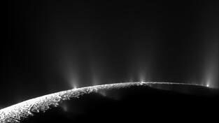 Geysire am Südpol des Saturnmondes schleudern Wasserdampf und Eiskörner Hunderte Kilometer hoch ins Weltall. (Archivbild) Geysire am Südpol des Saturnmondes schleudern Wasserdampf und Eiskörner Hunderte Kilometer hoch ins Weltall. (Archivbild)