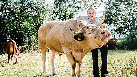 Heimatverbunden: Die Tierärztin und CDU-Politikerin Sabine Buder streichelt einen Bullen auf der Weide.
