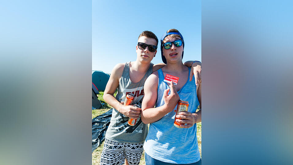 Ein Streifzug durch das Campinggelände: Trotz heißer Temperaturen sind die Festivalbesucher bestens gelaunt. (Foto: Susanne Raith) Ein Streifzug durch das Campinggelände: Trotz heißer Temperaturen sind die Festivalbesucher bestens gelaunt. (Foto: Susanne Raith)