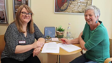 Dina Zutz (links) und Edith Wesel beraten und begleiten pflegende Angehörige und zeigen unterstützende Möglichkeiten für zu betreuende Menschen auf. Dina Zutz (links) und Edith Wesel beraten und begleiten pflegende Angehörige und zeigen unterstützende Möglichkeiten für zu betreuende Menschen auf.