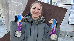 Edith Buschsieweke kann es immer noch nicht fassen, dass sie zweimal Silber holte und nun zweitbeste Frau der Welt in ihrer Sportart ist. Nach Kairo feiert sie in ihrer Heimatstadt Osterhofen ihren großen Erfolg, denn dort sind die Wurzeln ihres Erfolges.