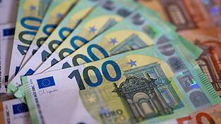 In der Kleidung des Autofahrers fanden die Beamten b&uuml;ndelweise Geldscheine. (Symbolbild)