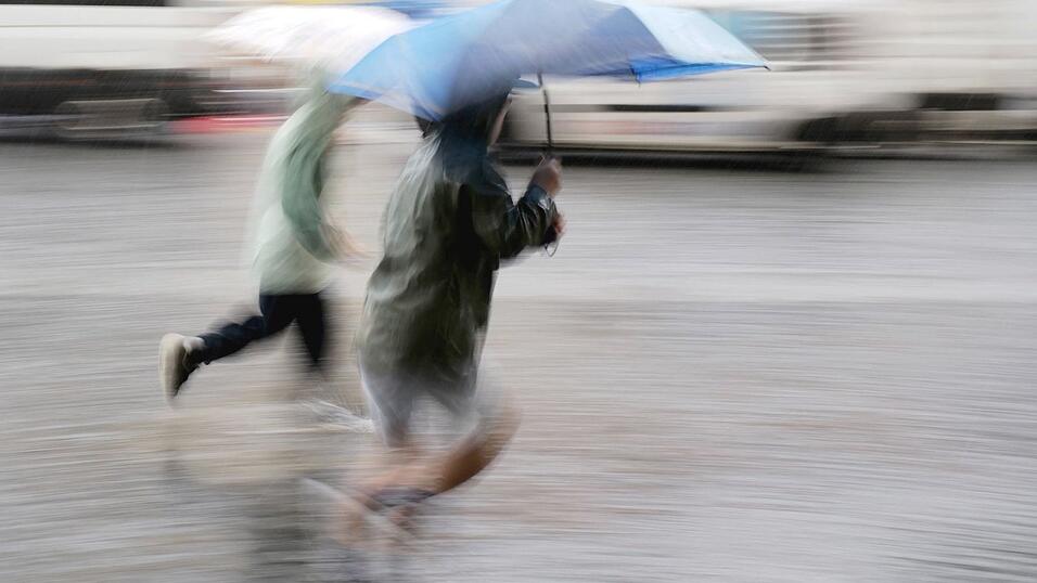 Regenschirme werden auch zu Beginn der Woche im Freistaat benötigt. (Symbolbild)