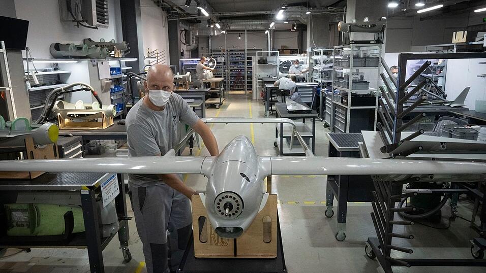 Die Ukraine gilt mittlerweile unter anderem im Bereich der Drohnenproduktion als Vorbild. (Archivbild) Die Ukraine gilt mittlerweile unter anderem im Bereich der Drohnenproduktion als Vorbild. (Archivbild)