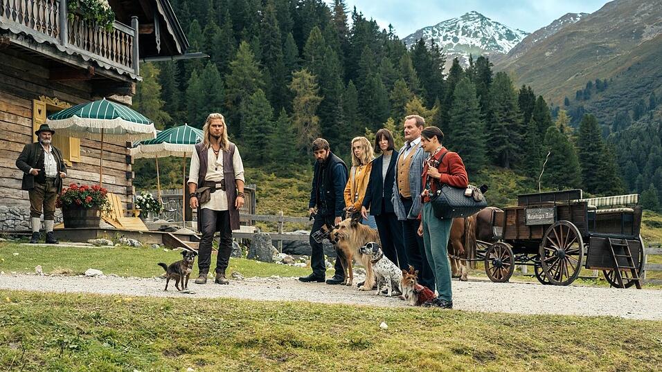 R&uacute;rik G&iacute;slason (v.l.n.r.), Kerim Waller, Anna Herrmann, Alexandra Maria Lara, Devid Striesow und Doga G&uuml;rer in einer Szene des Films &laquo;Eat Pray Bark &ndash; Therapie auf 4 Pfoten&raquo; (undatiert). Der Film ist seit 1. April auf Netflix zu sehen.