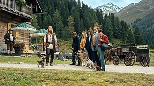 R&uacute;rik G&iacute;slason (v.l.n.r.), Kerim Waller, Anna Herrmann, Alexandra Maria Lara, Devid Striesow und Doga G&uuml;rer in einer Szene des Films &laquo;Eat Pray Bark &ndash; Therapie auf 4 Pfoten&raquo; (undatiert). Der Film ist seit 1. April auf Netflix zu sehen.