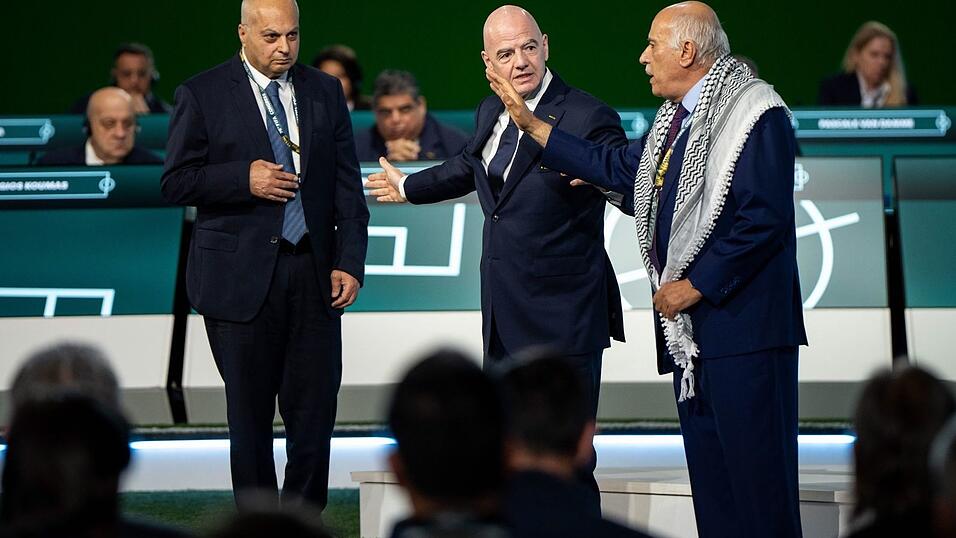 Gianni Infantino (M) kann Dschibril Radschub, Pr&auml;sident des Pal&auml;stinensischen Verbandes, und den israelischen Vizechef Bassim Scheich Suliman (l) auf der Kongressb&uuml;hne nicht vers&ouml;hnen.