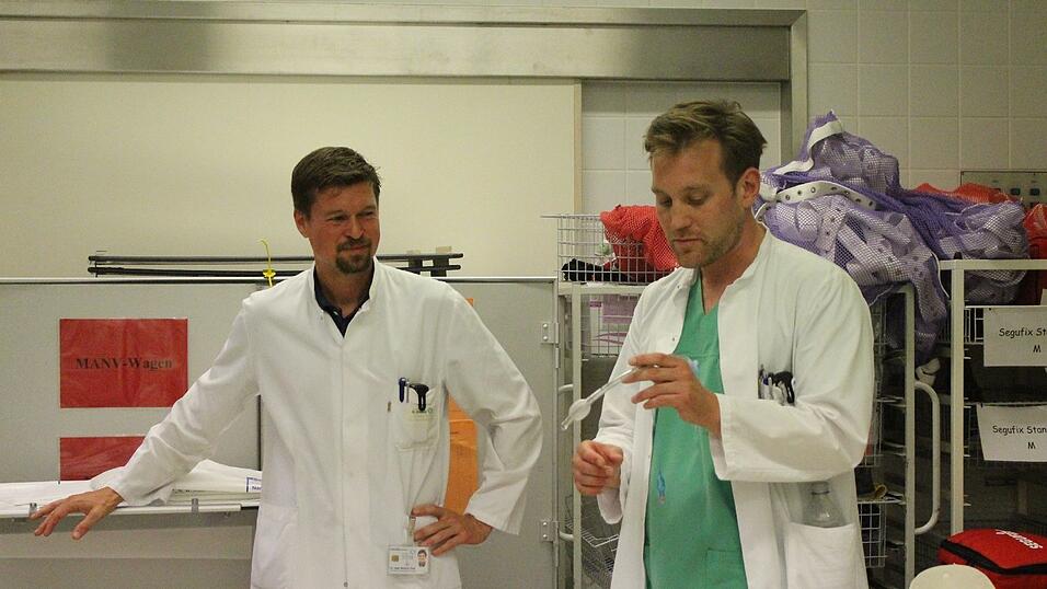 Einblicke in das Projekt P.A.R.T.Y.: Im Schockraum zeigen zwei &Auml;rzte einen Schlauch, der notfalls in die Luftr&ouml;hre eingef&uuml;hrt werden muss, um die Atmung zu gew&auml;hrleisten.