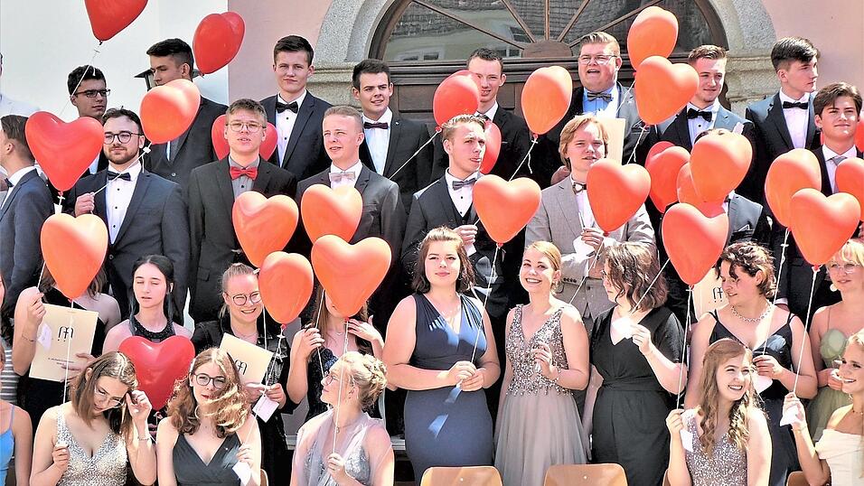 Nach der Verabschiedung ließen die Abiturienten rote Luftballons in Herzform steigen.