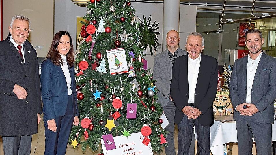 Eröffneten den Moosburger Wunschweihnachtsbaum: (v.l.) Bürgermeister Josef Dollinger, Sparkassen-Vorstandsmitglied Manuela Radspieler, Geschäftsstellenleiter Uwe Pütz, Organisator Ferdinand Winterstötter und Paul Bauer vom Vertriebsmanagement der Sparkasse Freising-Moosburg. Eröffneten den Moosburger Wunschweihnachtsbaum: (v.l.) Bürgermeister Josef Dollinger, Sparkassen-Vorstandsmitglied Manuela Radspieler, Geschäftsstellenleiter Uwe Pütz, Organisator Ferdinand Winterstötter und Paul Bauer vom Vertriebsmanagement der Sparkasse Freising-Moosburg.