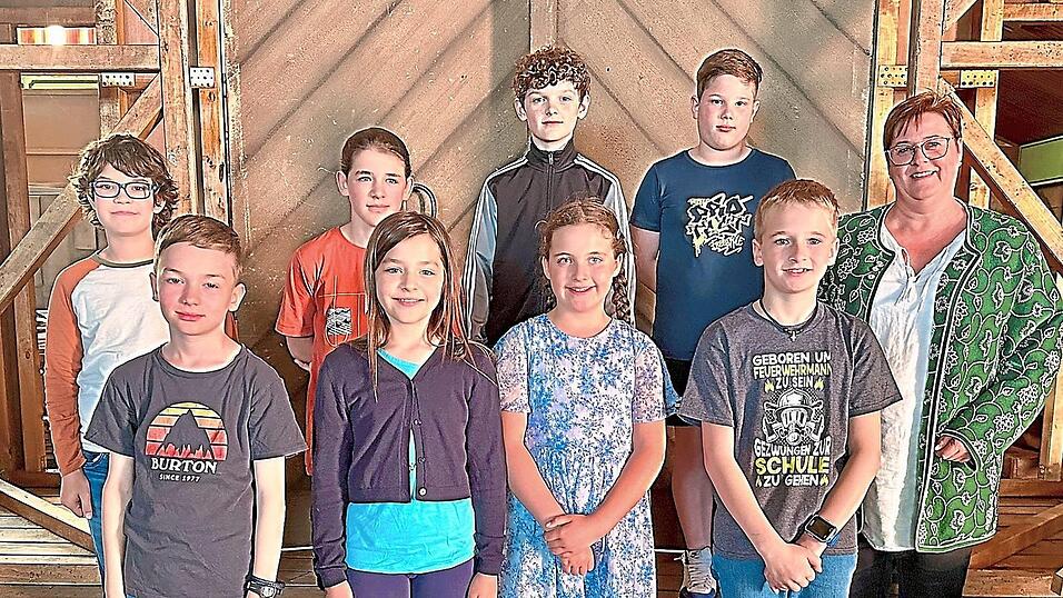 Hagen Meindl, Anton Zahner, Quirin Sch&ouml;nberger, Christina Maier, Theo Fuchsb&uuml;chler, Maria Traurig, Henrik Sch&auml;chtl und Simon Luger (von links) zusammen mit Marion Buschek.