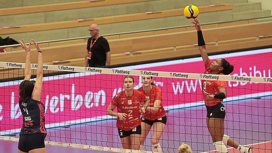 Mal mit Wucht, mal mit Fingerspitzengefühl: Raben-Außenangreiferin Crystal Burk (rechts) schöpfte in Berlin ihr breitgefächertes Repertoire aus, sammelte zwölf Punkte - und ließ sich schon gar nicht von einem BBSC-Einerblock - hier Sarah Nur Kayadibi - irritieren. Mal mit Wucht, mal mit Fingerspitzengefühl: Raben-Außenangreiferin Crystal Burk (rechts) schöpfte in Berlin ihr breitgefächertes Repertoire aus, sammelte zwölf Punkte - und ließ sich schon gar nicht von einem BBSC-Einerblock - hier Sarah Nur Kayadibi - irritieren.