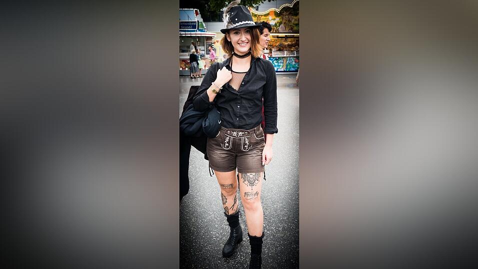 Trachtenhut und Lederhose gekonnt in Szene gesetzt. Das Outfit des Tages am Sonntag wird getragen von Alja aus Straubing.