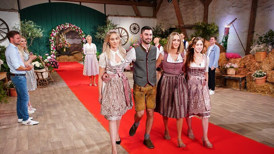 Daniel Huber lernte auf dem Scheunenfest Valentina (v.l.), Anna-Lena und Neele kennen. Nur eine nahm er mit auf den Hof.&nbsp;