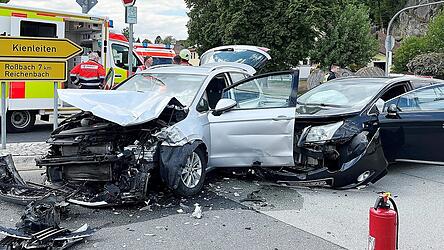 Totalschaden an beiden Fahrzeugen. Die Insassen des VW Golf wurden durch den Zusammenstoß leicht verletzt.