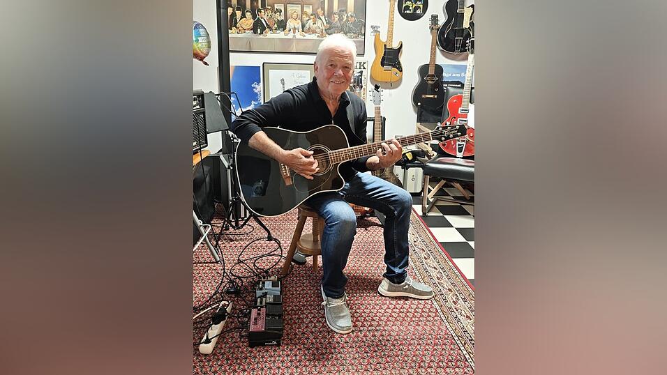 Max Artmeier in seinem Musikzimmer in Ittling. Voll mit Instrumenten, Abspielger&auml;ten und allem rund um das Thema Musik - und ein kleines St&auml;ndchen geht immer.
