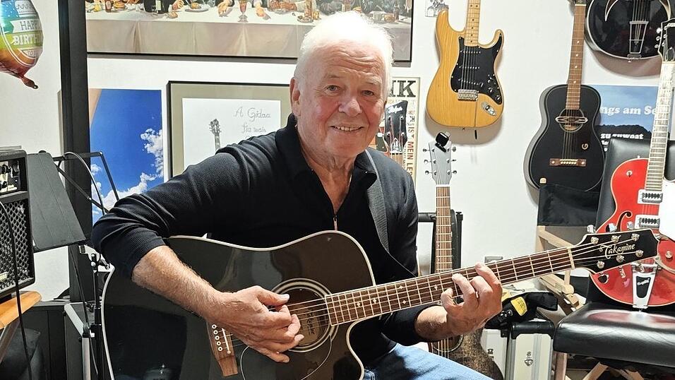 Max Artmeier in seinem Musikzimmer in Ittling. Voll mit Instrumenten, Abspielgeräten und allem rund um das Thema Musik - und ein kleines Ständchen geht immer. Max Artmeier in seinem Musikzimmer in Ittling. Voll mit Instrumenten, Abspielgeräten und allem rund um das Thema Musik - und ein kleines Ständchen geht immer.