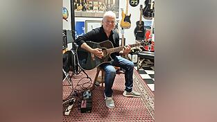 Max Artmeier in seinem Musikzimmer in Ittling. Voll mit Instrumenten, Abspielgeräten und allem rund um das Thema Musik - und ein kleines Ständchen geht immer. Max Artmeier in seinem Musikzimmer in Ittling. Voll mit Instrumenten, Abspielgeräten und allem rund um das Thema Musik - und ein kleines Ständchen geht immer.