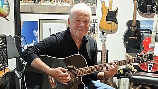 Max Artmeier in seinem Musikzimmer in Ittling. Voll mit Instrumenten, Abspielger&auml;ten und allem rund um das Thema Musik - und ein kleines St&auml;ndchen geht immer.
