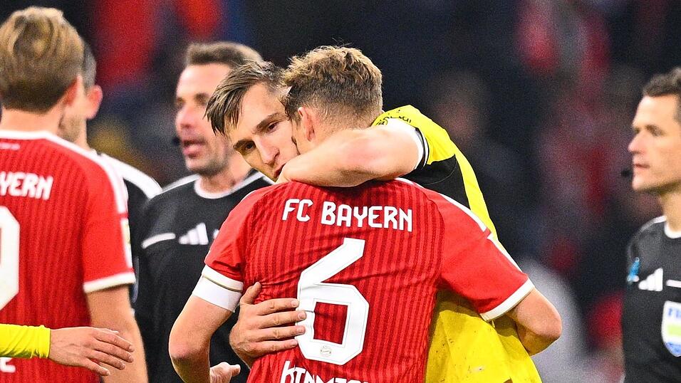 Nationalmannschafts-Kollege Nico Schlotterbeck umarmt Joshua Kimmich nach dem Spiel.