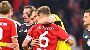 Nationalmannschafts-Kollege Nico Schlotterbeck umarmt Joshua Kimmich nach dem Spiel.