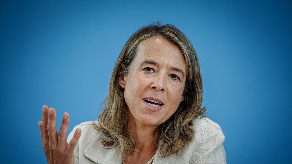 Veronika Malmendier kritisierte bereits in der Vergangenheit, dass durch das Investitionsprogramm Reformen verschleppt würden. Veronika Malmendier kritisierte bereits in der Vergangenheit, dass durch das Investitionsprogramm Reformen verschleppt würden.