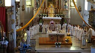Im Altarraum in der Pfarrkirche Drachselsried