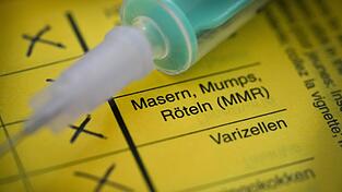 Ein Arzt hat Impfpässe von Kindern gefälscht. Zwar war angekreuzt, dass sie gegen Masern geimpft sind, tatsächlich waren sie es aber nicht. Auch die Eltern müssen sich nun vor Gericht verantworten. Ein Arzt hat Impfpässe von Kindern gefälscht. Zwar war angekreuzt, dass sie gegen Masern geimpft sind, tatsächlich waren sie es aber nicht. Auch die Eltern müssen sich nun vor Gericht verantworten.