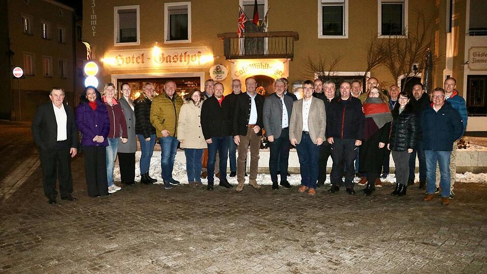 Ein Teil der&acute;Kandidaten der Kreistagsliste &bdquo;Grenzfahne&ldquo; nach der Nominierung.