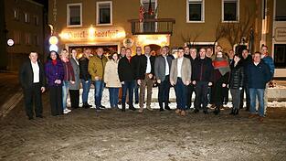 Ein Teil der&acute;Kandidaten der Kreistagsliste &bdquo;Grenzfahne&ldquo; nach der Nominierung.