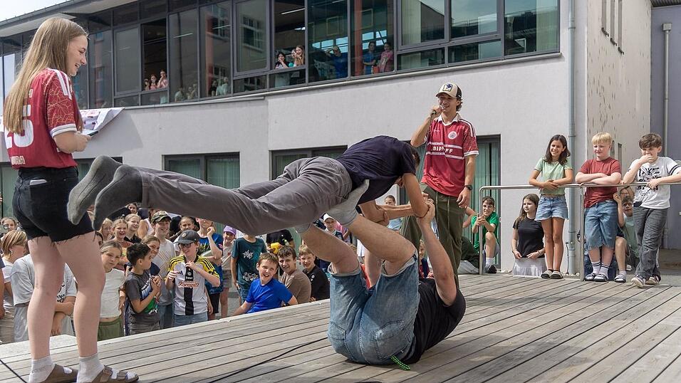 Grazile Figuren gibt es beim Lehrer-Yoga zu sehen. Grazile Figuren gibt es beim Lehrer-Yoga zu sehen.